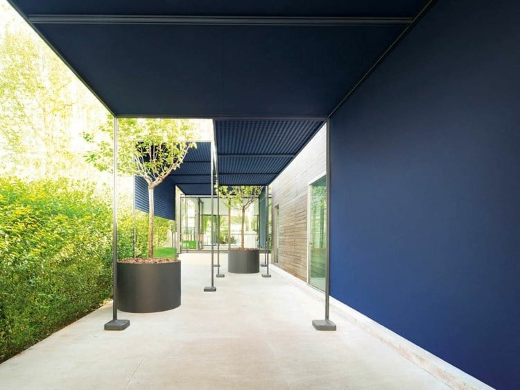 cabanne gartenpavillon blau design pergola minimalistisch stuetzen