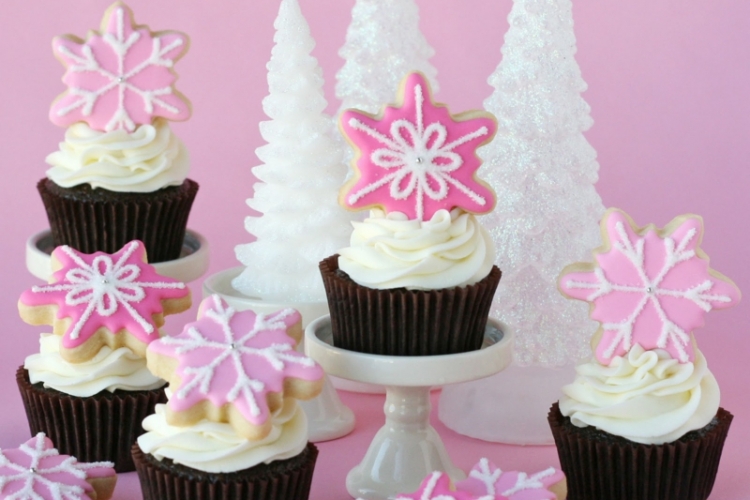 cupcakes für weihnachten schneeflocken rosa schoko plaetzchen