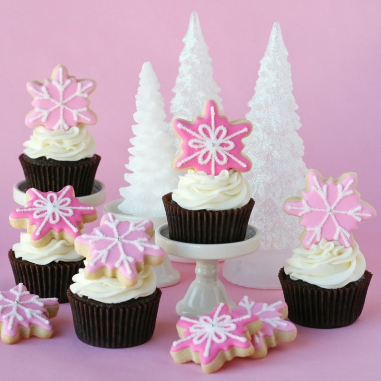cupcakes für weihnachten schneeflocken rosa schoko plaetzchen