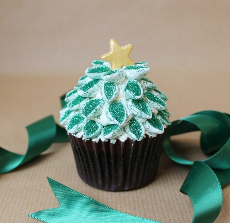 cupcakes-für weihnachten tuerkis farbe glitzer weihnachtsbaum deko band