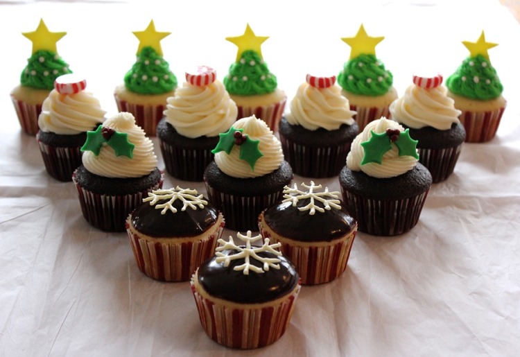 cupcakes-weihnachten-ideen-fondant-pfefferminzbonbons-sterne