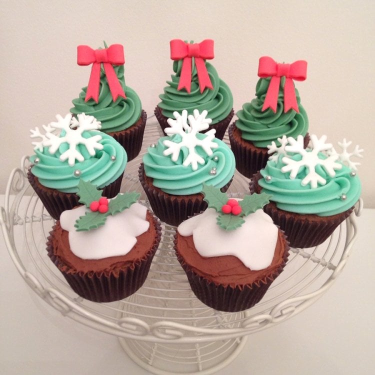 cupcakes für weihnachten ideen-gruene-glasur-fondant-dekorationen
