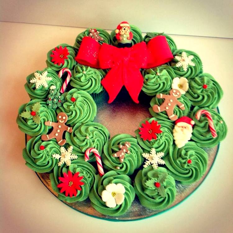 cupcakes für weihnachten ideen-gruene-glasur-weihnachtskranz