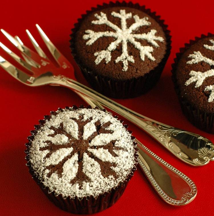 cupcakes für weihnachten ideen-puderzucker-schneeflocke