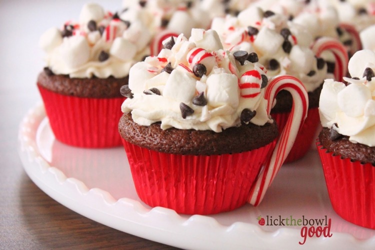 cupcakes-weihnachten-ideen-rote-muffinfoermchen