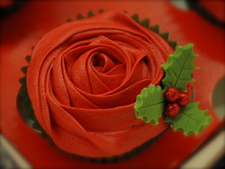 cupcakes-weihnachten-ideen-rote-rose-glasur-fondant-blaetter