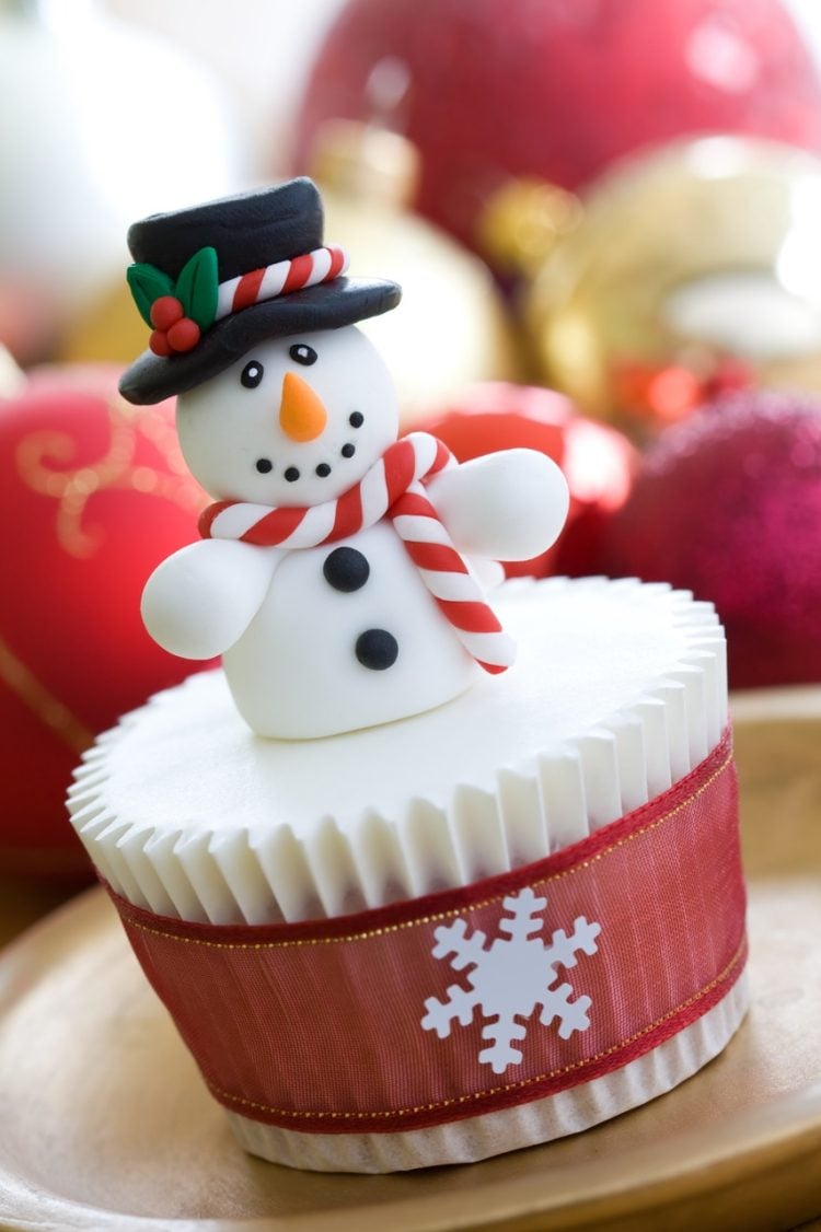 cupcakes für weihnachten ideen-schneemann-fondant-figur