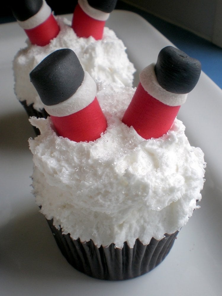 cupcakes für weihnachten ideen-schneemann-beine-schnee