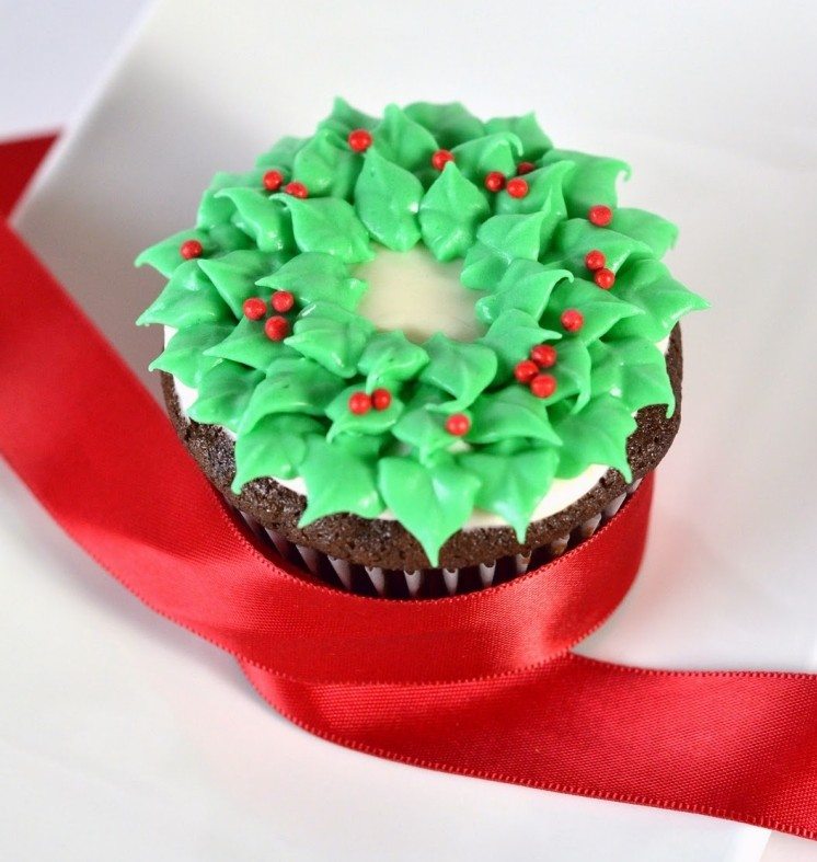 cupcakes für weihnachten ideen-weihnachtskranz-beerne