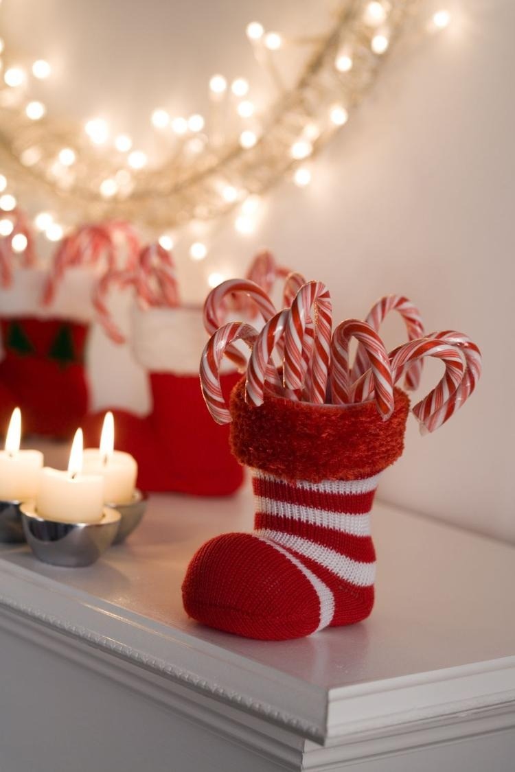 deko-weihnachten-wohnzimmer-zuckerstangen-kerzen-lichterketten