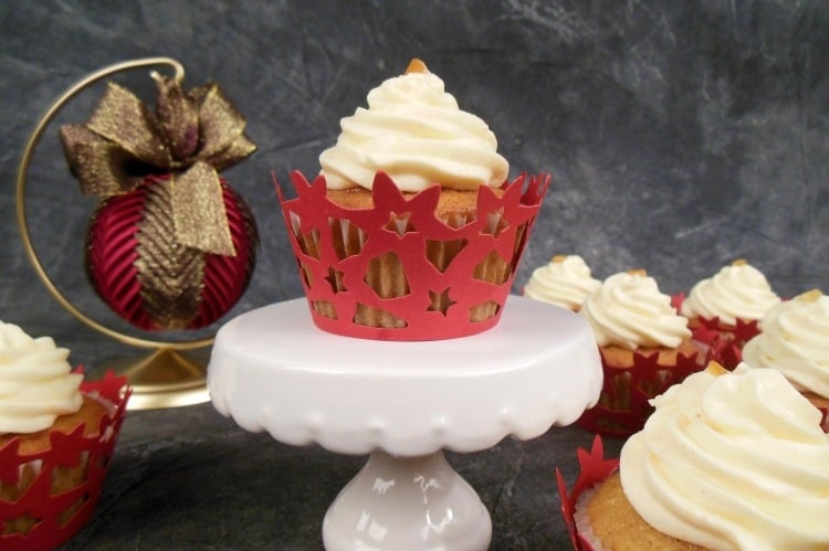 dekorativer-roter-muffinfoermchen-cupcake