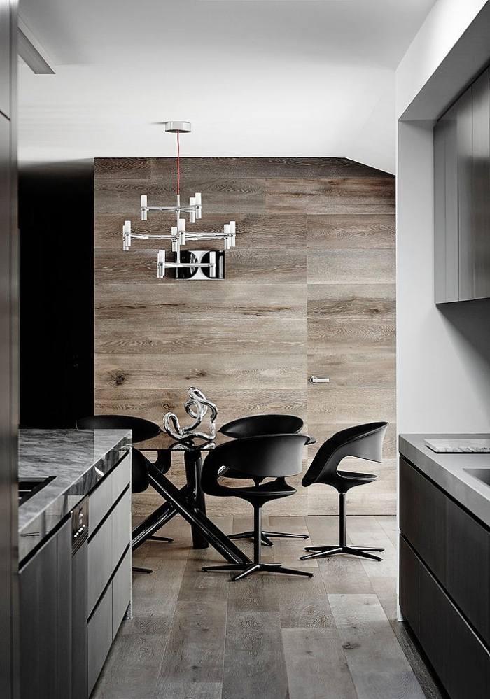 design-wohnküche-metall-kronleuchter-marmor-kochplatte-grau-weiß