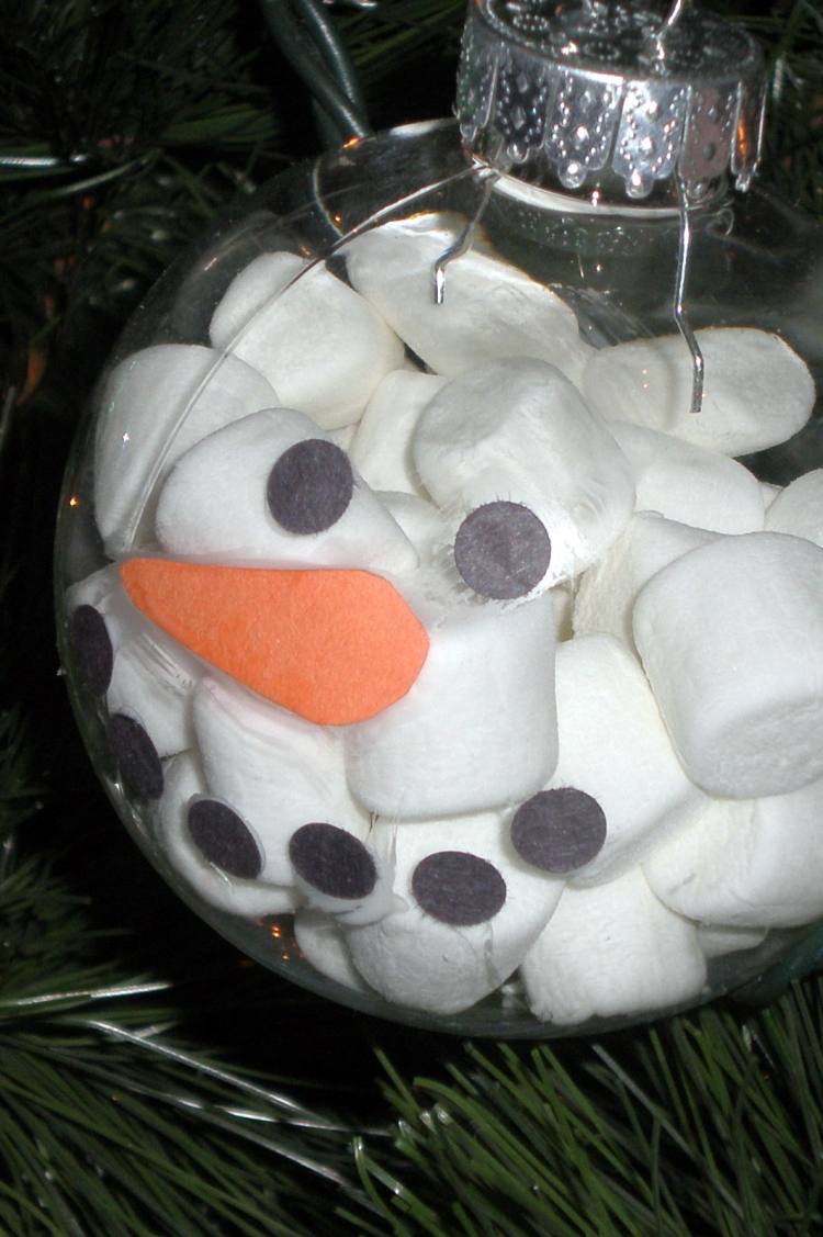 diy-weihnachtsschmuck-glaskugel-schneemann-gesicht-marshmallows
