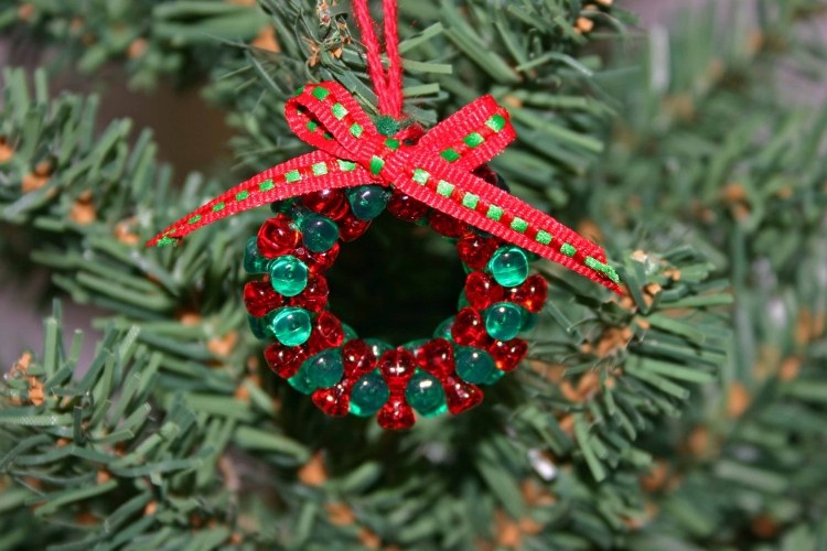 diy-weihnachtsschmuck-kranz-gruene-roten-perlen