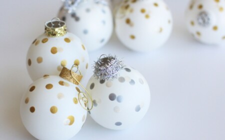 diy weihnachtsschmuck weisse christbaumkugeln punkt muster silber gold