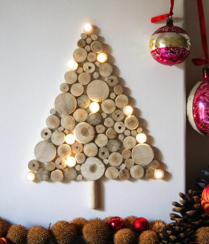 dreidimensionaler-weihnachtsbaum-kreativ-gestalten-aus-Holzscheiten-Wohnzimmer-Dekor