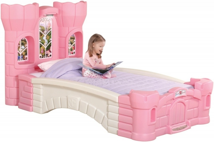 ein-Prinzessinnen-Bett-mit-Schloss-Form