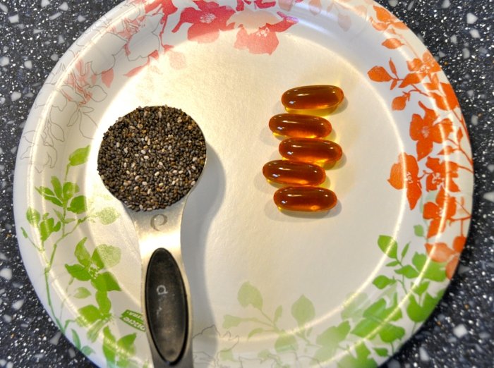 einen-Löffel-Chia-Samen-5-Tableten-Fischöl