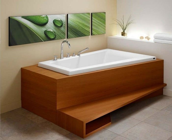 eingelassene-Badewanne-mit-Holz-und-weiße-Armaturen