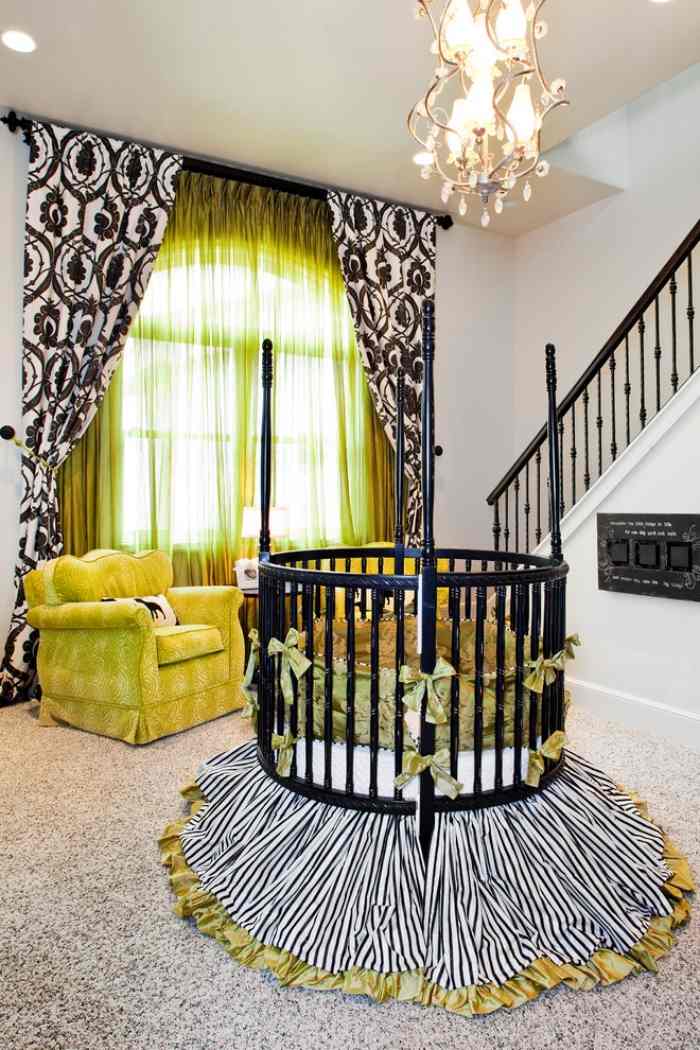 eklektischer-wohnstil-babyzimmer-fenster-gardinen-gemustert