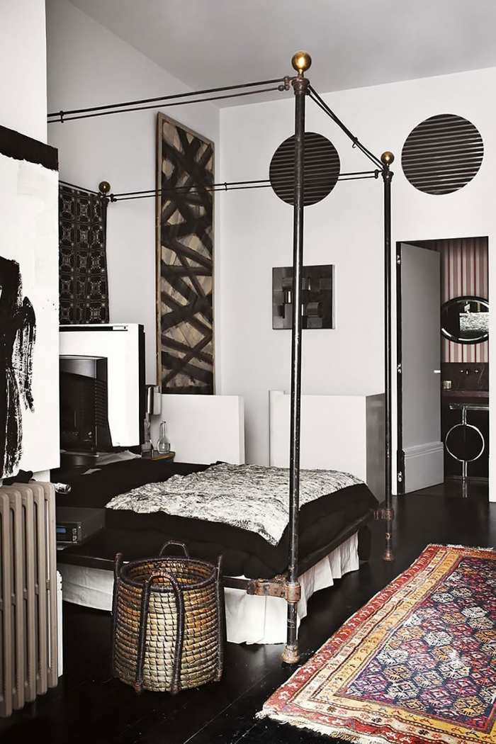 eklektisches-schlafzimmer-interieur-schwarz-weiß-himmelbett-üppig-verzierte-wände