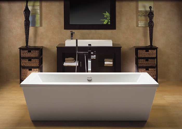 elegantes-Interieur-mit-Badewanne-in-Weiß