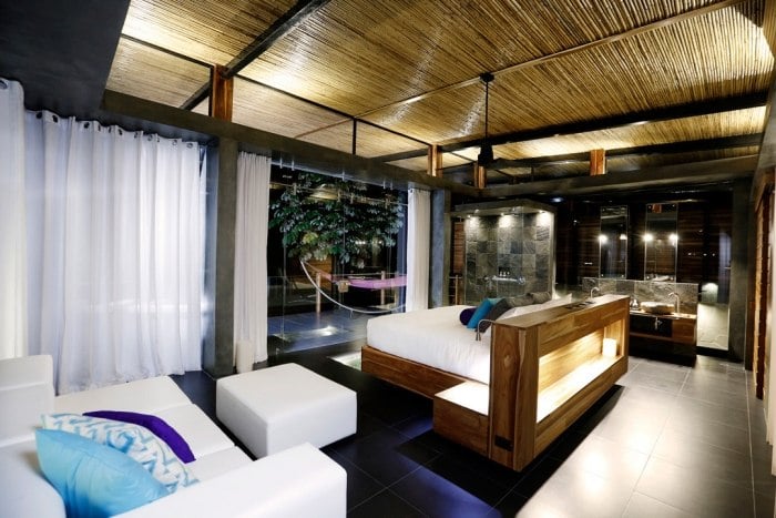 elite-ferienhaus-Luxus-Villen-Kurá-Costa-Rica-weiße-polstermöbel-kingsize-bett-sessel