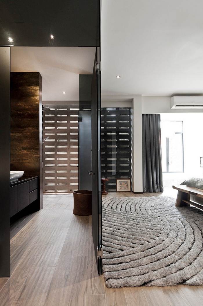 en-suite-schlafzimmer-bad-grenzenlos-verbunden-trennwand-laminatboden-teppich