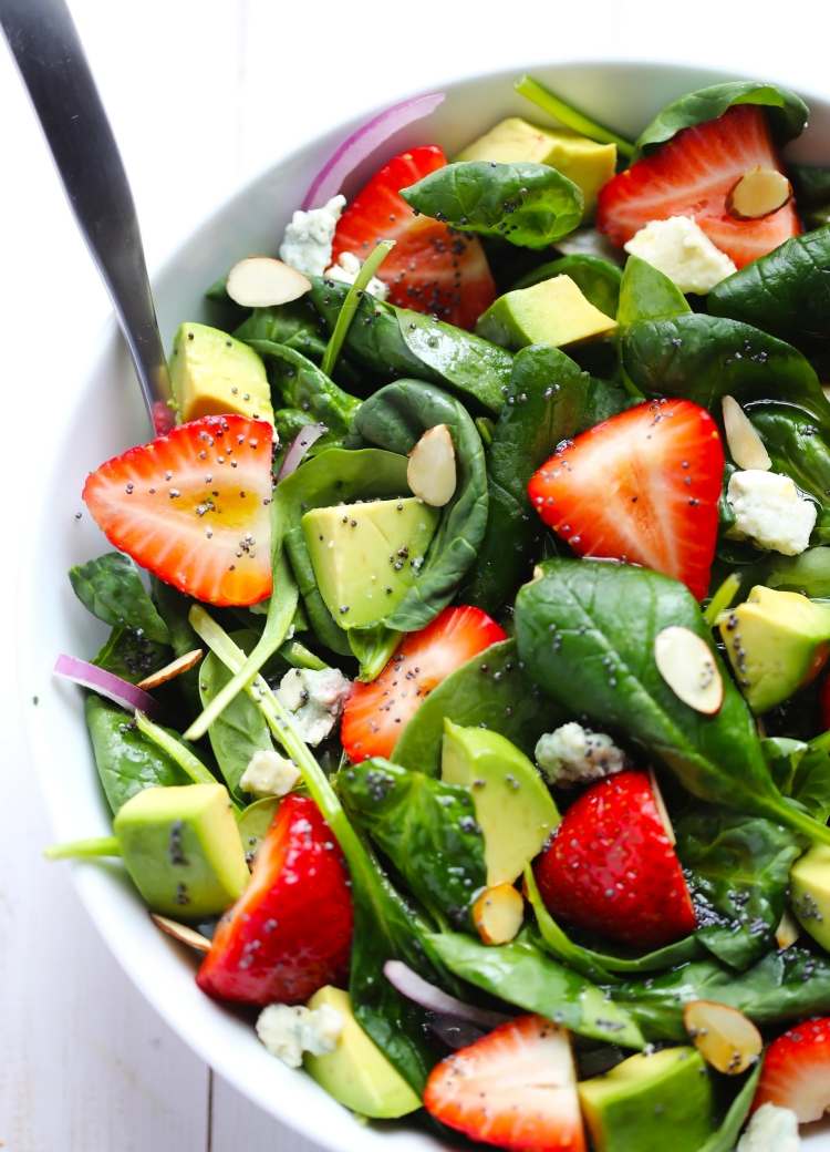 erdbeeren-avocado-spinat-salat-mandeln-rezept