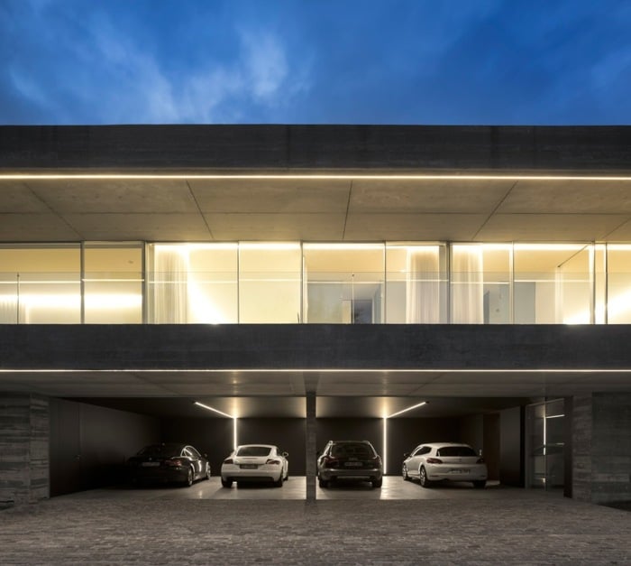 etage garage autos balkon wand glas beton