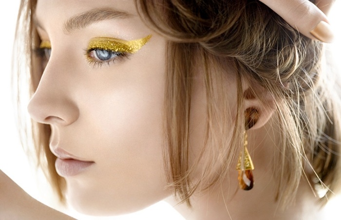 eyeliner-in-gold-glitzerpartikel-ideen-für-sehr-helle-haut