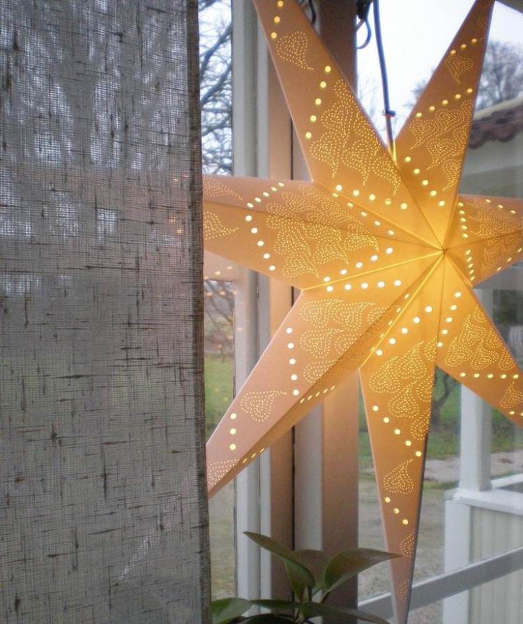 fensterdeko-weihnachten-wohnzimmer-leuchtender-stern