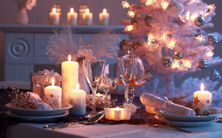 Tischdeko Ideen Kerzen Konfetto silberner Weihnachtsschmuck