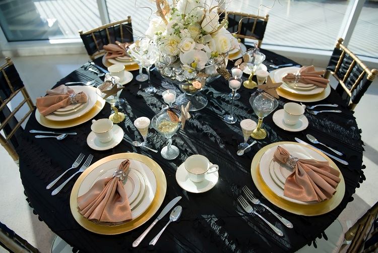 Tischdeko für Silverster dunkle Tischdecke goldene Ornamente