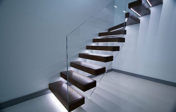 freitragende Treppe Holz LED-Beleuchtung Glas Geländer