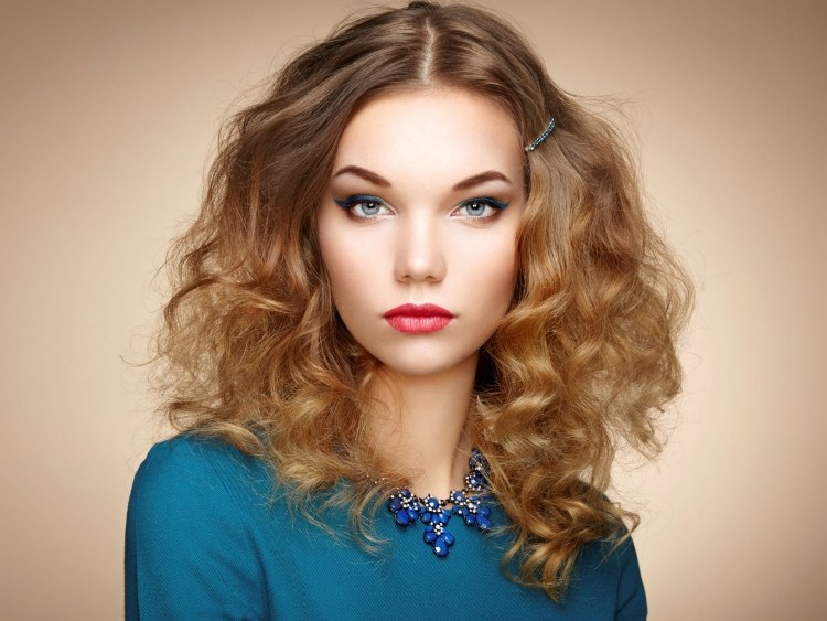 frisur-erste-date-wellen-lockiges-haar-offen-mittelschietel-eyeliner-blau-haarklemme