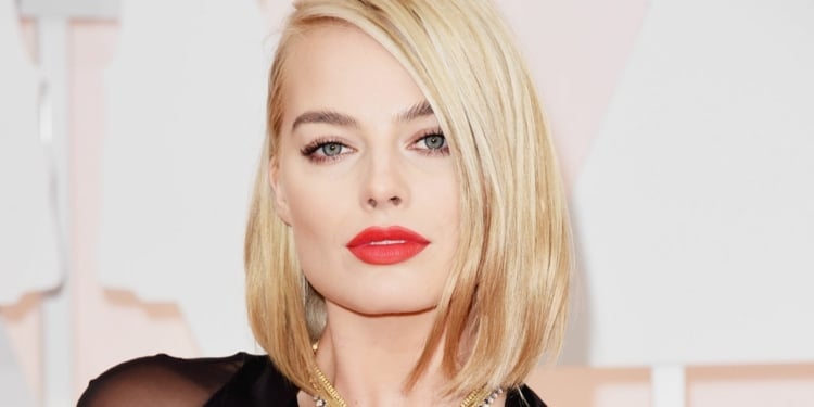 frisuren für blonde haare schulterlang-idee-seitenscheitel-elegant-rot-lippenstift