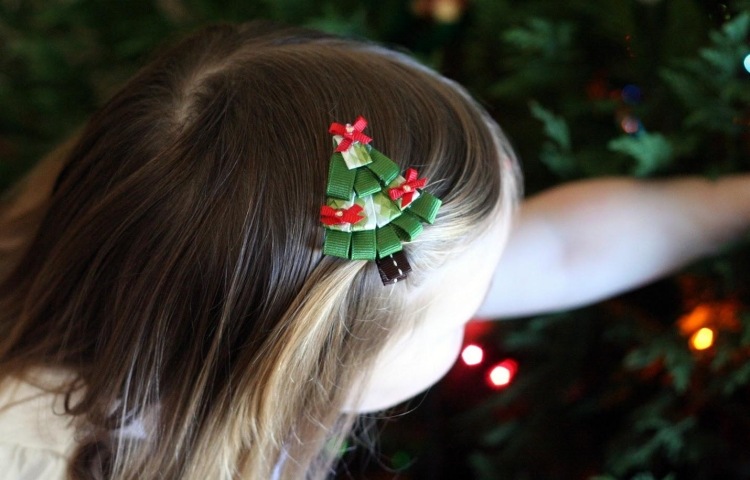 frisuren-weihnachten-kinder-haarspange-tannenbaum-bandern