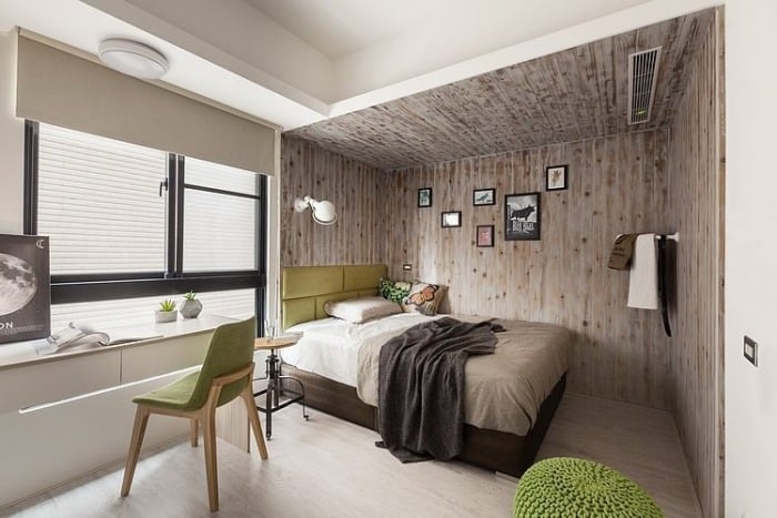gemütliches-schlafzimmer-tapeten-in-holz-optik-schreibtisch-weiß-design-modern