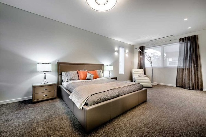 geräumiges-schlafzimmer-möbel-design-polsterbett-weich-tischleuchten-diffuses-licht
