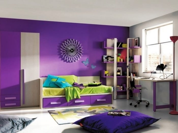 gestaltung-Kinderzimmer-Jugendzimmer-Ideen-violett-intensiv-grüne-bettdecke