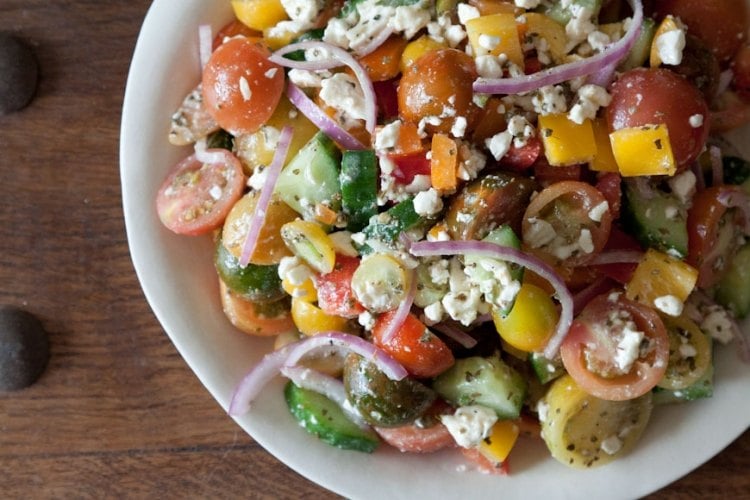 gesunder-griechischer-salat-kirschtomaten-feta