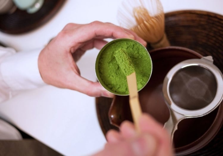 gruner matcha tee zubereitung-bambusloeffel