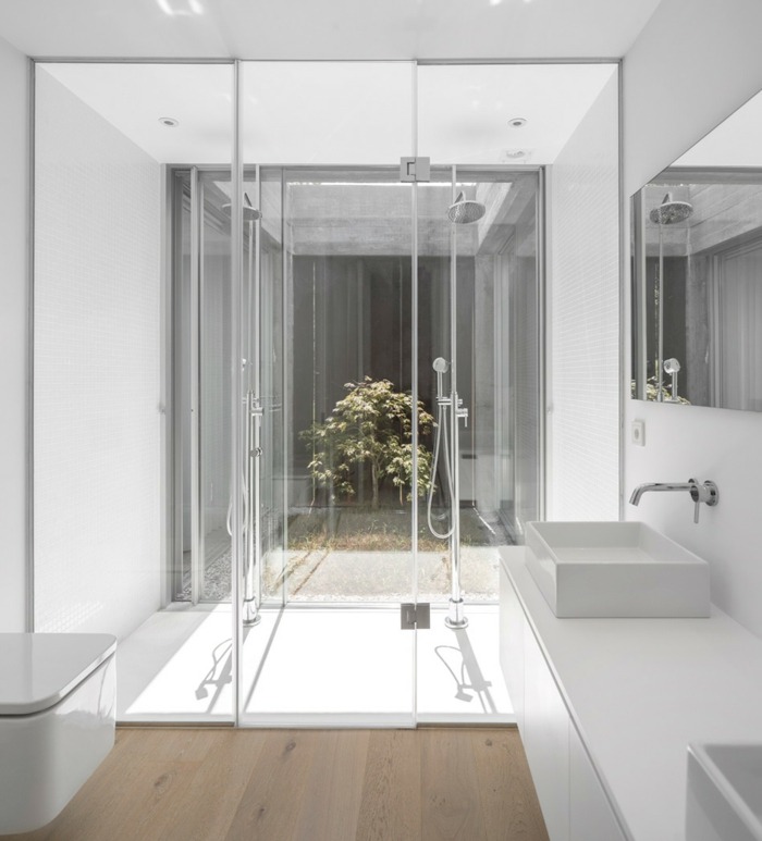 haus in portugal badezimmer weiß schlicht glas