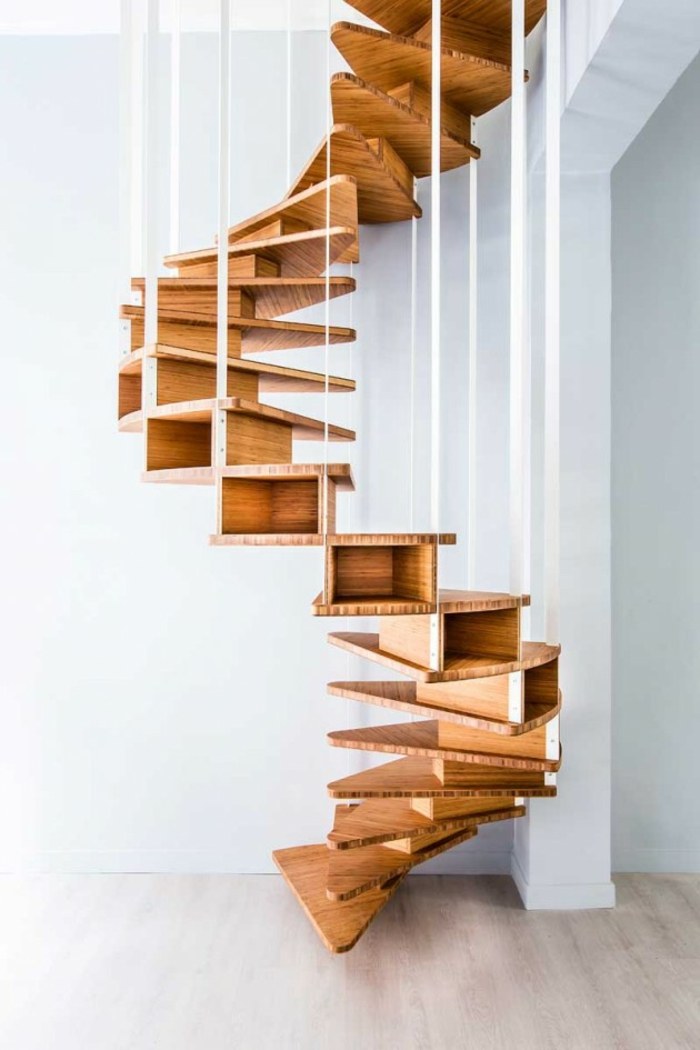 heller-Fußboden-Treppe-mit-Holz-Stufen