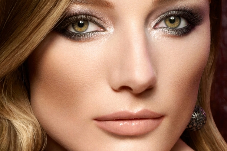 helle rosa Lidschatten auftragen hell braune rauchige Augen