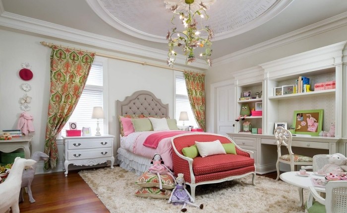 ideen-Zimmergestaltung-Teenager-Mädchen-klassische-Möbel-Kronleuchter