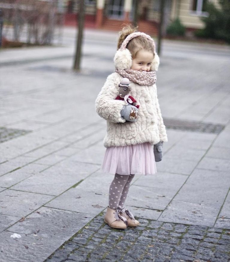 ideen-mädchen-outfit-wintermantel-fell-handschuhe-mit-kindermotiv