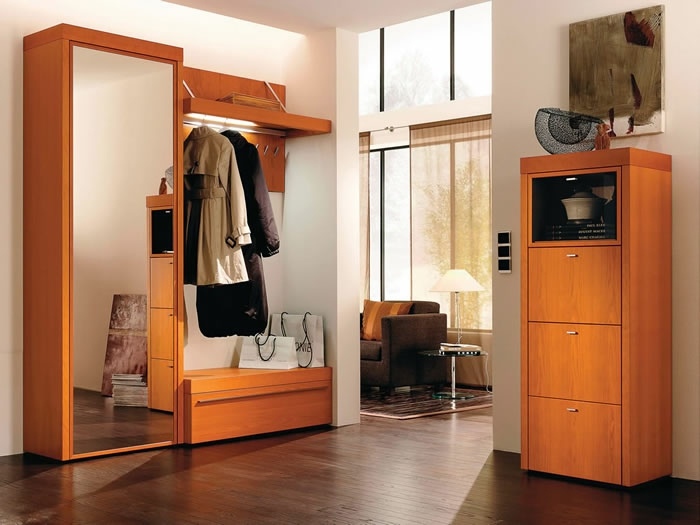 in-oranger-Ausführung-aus-Holz-Garderobenschrank