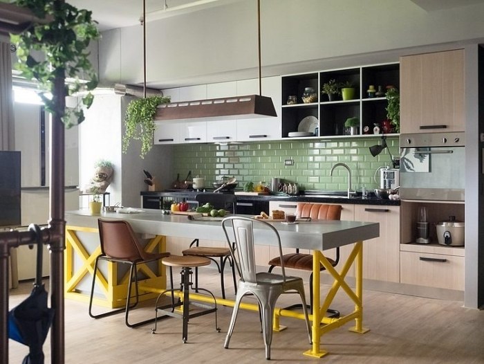 industrial-chic-küche-arbeitstisch-gelbes-gerüst-küchenrückwand-grüne-fliesen